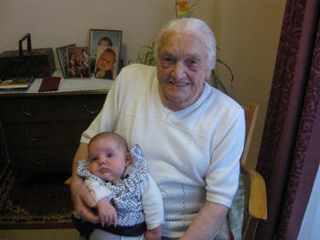 Margarete Grimm and her great-granddaughter